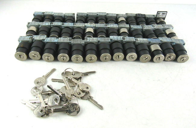 Lot 39 of Siemens Ces O 0 3SB3500 DIFFERENT MODELS with 13 keys key switch